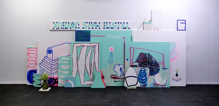 Dick&VLE, Triste mais joyeux / Galerie C5 – Bruxelles / 2020 / Installation / Toiles, bois & objets / Acrylique, latex & spray / 450x200 cm