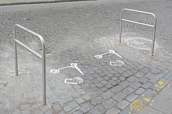 Marquage entre arceaux de stationnement trottinettes  © Ville de Liège - E. DENIS