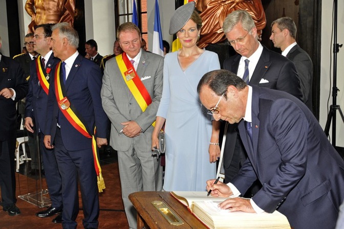 Signature du livre d'or par le Président de la République française