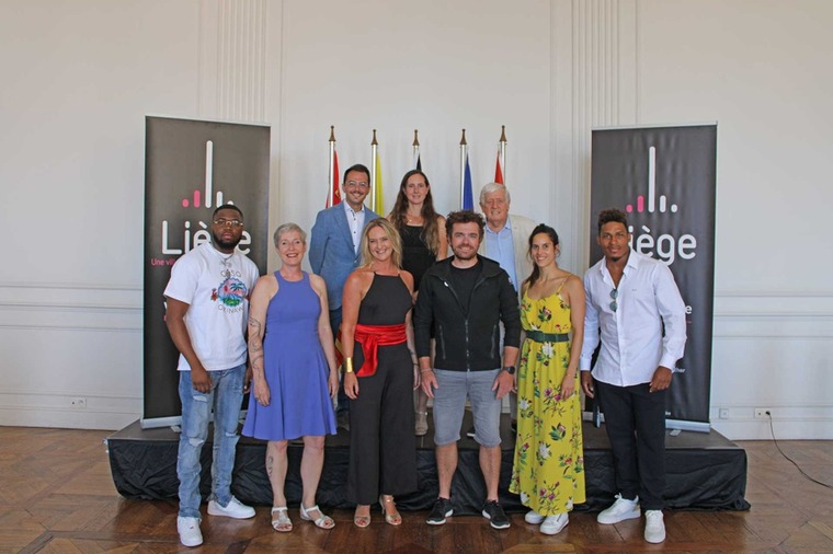 De gauche à droite au premier plan : Fresh la Peufra, Isabelle CORTEN, Céline SCHEEN, Jonas GERCKENS, Elsa LOUREIRO, Ryad MERHY à l'arrière plan : Arnaud DELVENNE, Sophie LAGUESSE, Jean Marie KLINKENBERG