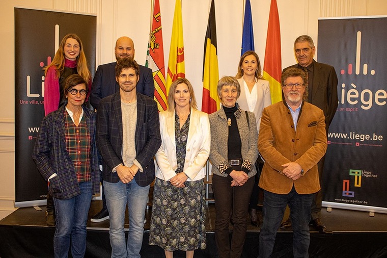 De gauche à droite au premier plan : Vinciane Despret, Antoine Wauters, Veerle Rots, Caroline Lamarche, Thierry Luthers. A l'arrière plan : Aurore Morisse, Thomas Troupin, Marie Lambert, Daniel Weissmann