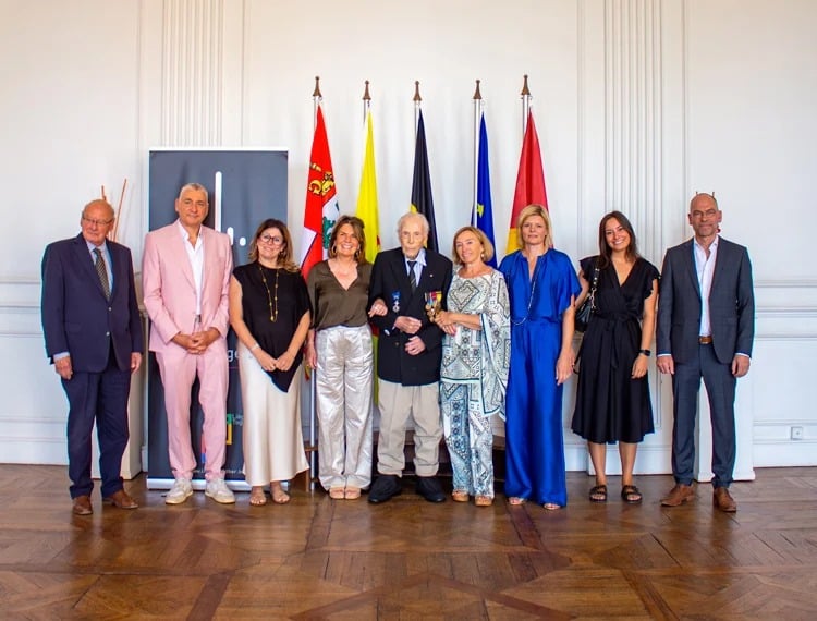 De gauche à droite sur la photo :  Eugène Mathy - Emmanuel Mewissen - Jennifer Wuilquot - Véronique Piron - Robert Chot - Dominique Demoulin - Laure Fagnart - Léa Bouazza (représentant son père, Simon Bouazza, à qui la distinction est décernée à titre posthume) - Luc De Man