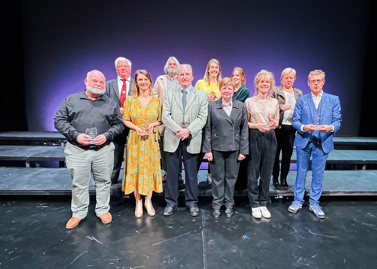 De gauche à droite au premier rang : Philippe RAXHON, Eloise STEYAERT, M. Jacques Dodet et Mme Martine Dutz (Quincaillerie GILLON), Natasja CANEVE, Michel VINCENT - De gauche à droite au deuxième rang : Pr. Lucien BODSON, Christian LIBENS, Valentine LECOQ et Judith CROUX (ASBL ECLOSIA), Marie-Ange TRICNONT