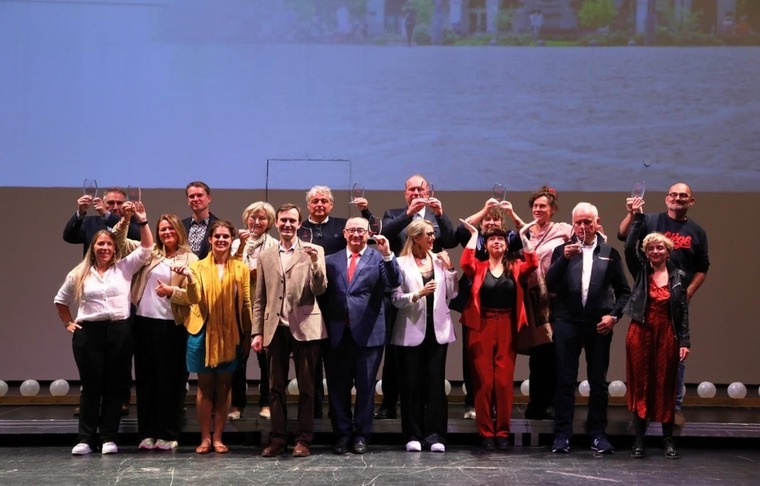 En haut de gauche à droite : JOHNNY SIRLANDE- BERNARD WILKIN, MICHELE LEFEBVRE, MICHEL ORBAN, JEAN-LOUIS SOMERS, SANDRINE COUNSON - VIVIANE VIERSET, VINCENT COTTELEER  -  En bas de gauche à droite : FRANCOISE LEGRAND -VIRGINIE DEMY (représentant Nadine Brouwers), LAURA LOPEZ, BERNARD GHYMERS, GERARD GEORGES (représentant André Sumkay), ANNABELLE SOMERS, CYNTHIA NAPOLILLO, JEAN-MARIE JORSSEN, OLIVIA BLANCHEMAIN.
