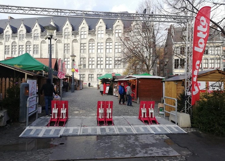 Barrières de sécurité mises en place sur le marché de Noël, à Liège