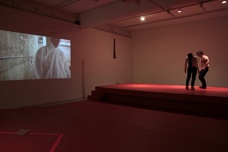 Stéphane GILOT, Le catalogue des futurs, installation architecturale, vidéographique et performative. Vidéo, son (12 canaux - 4 projections vidéo, 8 écrans vidéo), constructions d’espaces architecturaux, objets (œuvres de la collection et artéfacts de performances), maquette, 22 dessins, livre d'artiste. Musée d’art de Joliette, 2016