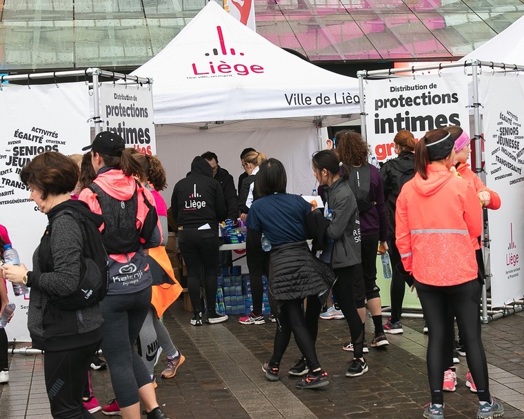 Distribution de protections intimes gratuites durant la « Woman Race », le 12 mars dernier à Liège.