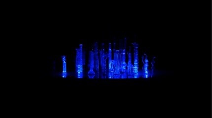 © Claire Williams, Les télépathes, Installation électromécanique, verre, aimants, cuivre, lumière, électronique
