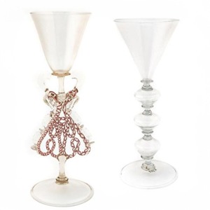 Verres d’apparat, Liège, 17e siècle et verres « serpent »  (filigranes rouges, 29,3 cm, n° inv. 600 – filigranes  bicolores, 22cm, n° inv. 1952/B/139),  Verre à 3 boutons, 22,5 cm, n° inv. 1952/B/2278  © Ville de Liège, Grand Curtius.