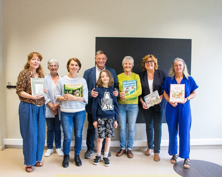 Remise des prix au sein de la bibliothèque de Jupille aux lauréats du concours.  Coyright : Ville de Liège – Maurine Meuwissen.
