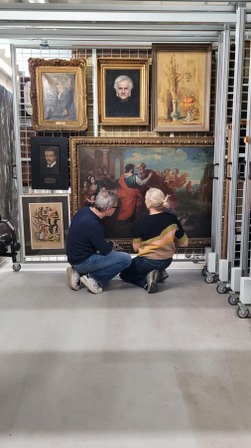 Vérification de l'état des œuvres dans les réserves muséales © Musée des Beaux-Arts de Liège/La Boverie