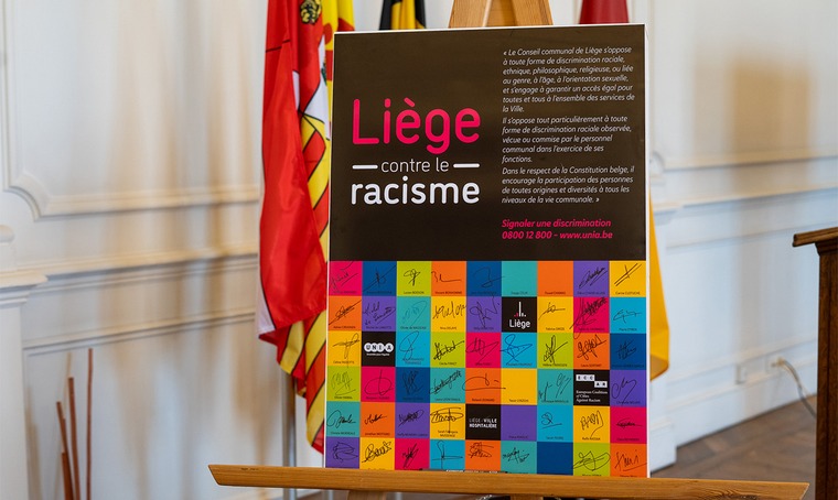 La charte en cours de signature lors du Conseil communal du 26 mai 2025